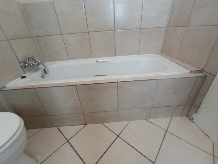 To Let 2 Bedroom Property for Rent in Buh Rein Estate Western Cape